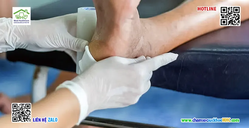 Dịch vụ y tế tại nhà quận Tân Bình - Tiện lợi, nhẹ nhàng 1 dịch vụ y tế tại nhà quận Tân Bình TPHCM - Thay băng tại nhà
